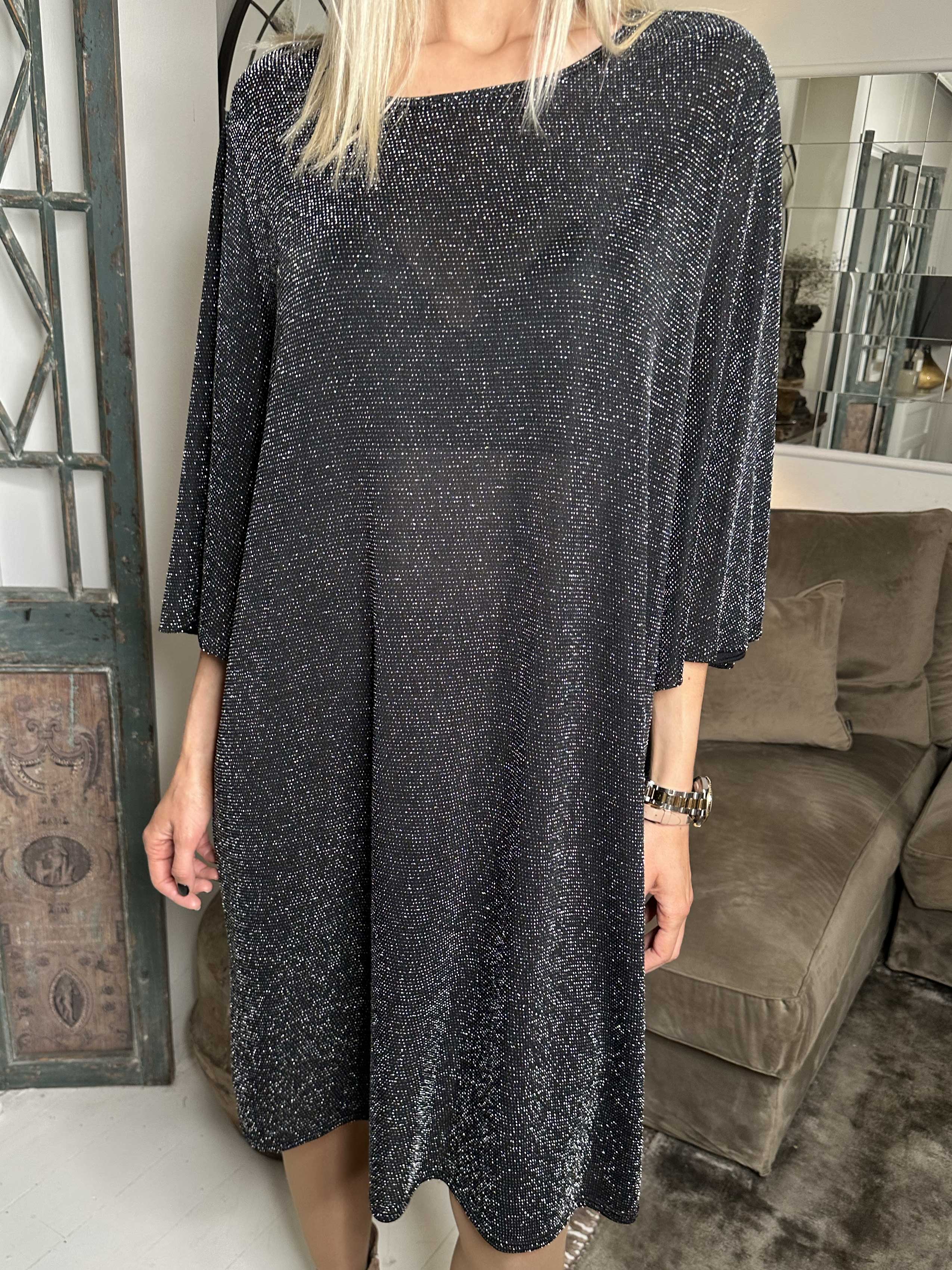 Noemi Glitter - Løs kjole med vidde ærmer og glimmertråde